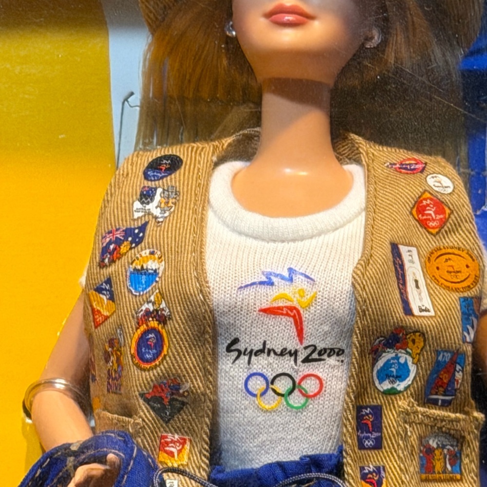 Sydney 2000 Olympic Pin Collector Barbie - Picture 2 of 9